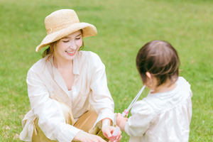 子どもと遊ぶ母親